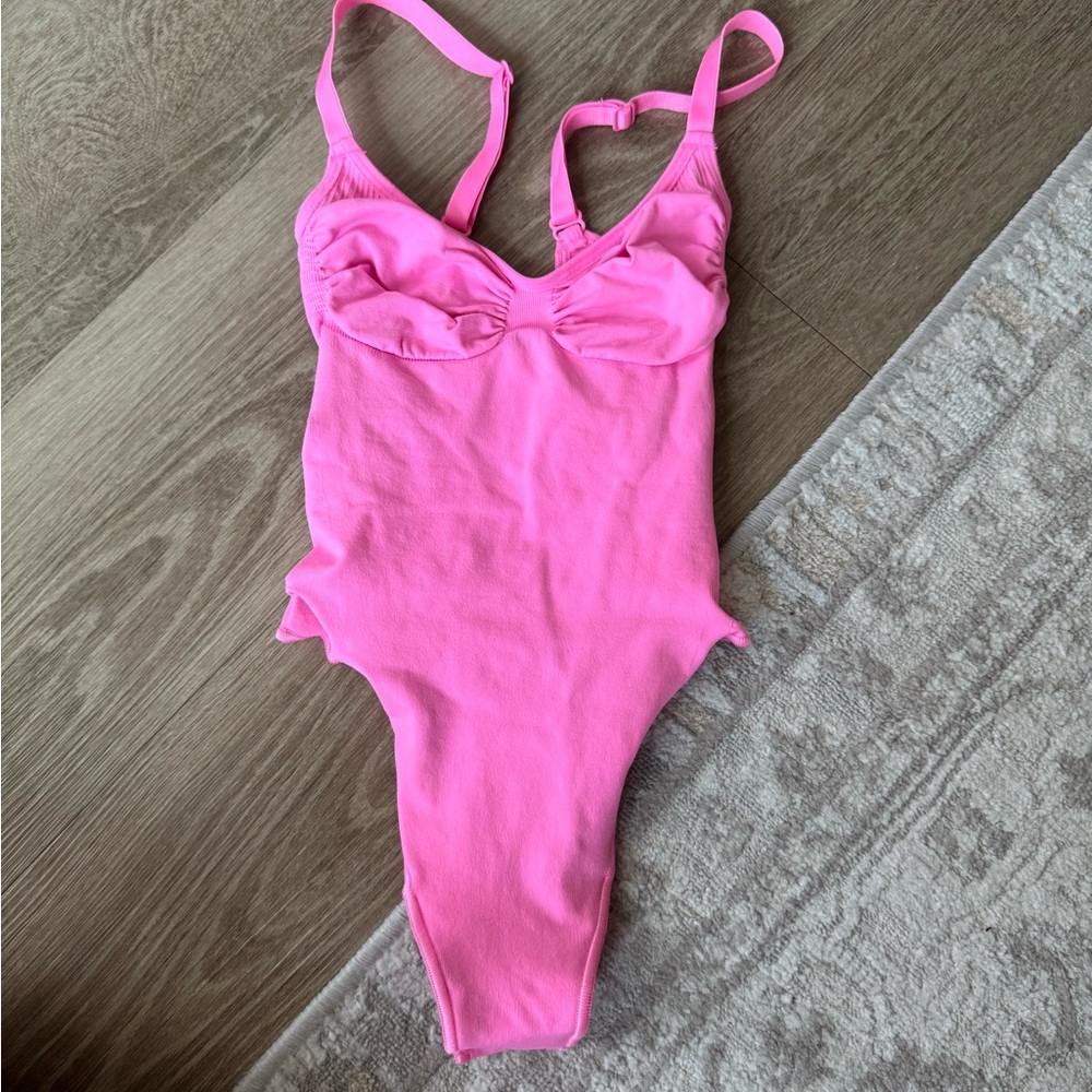 SKIMS BODYSUIT PINK XS